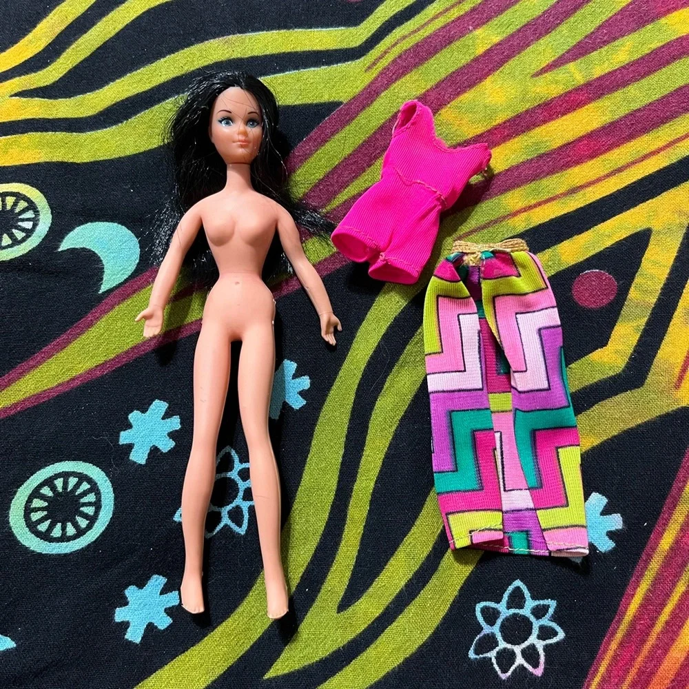 Vintage 1970’s Mattel Rock Flowers RARE Iris Black Hair 6 1/2” Fashion Doll